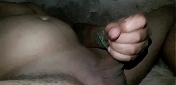 Batendo uma punheta gostosa